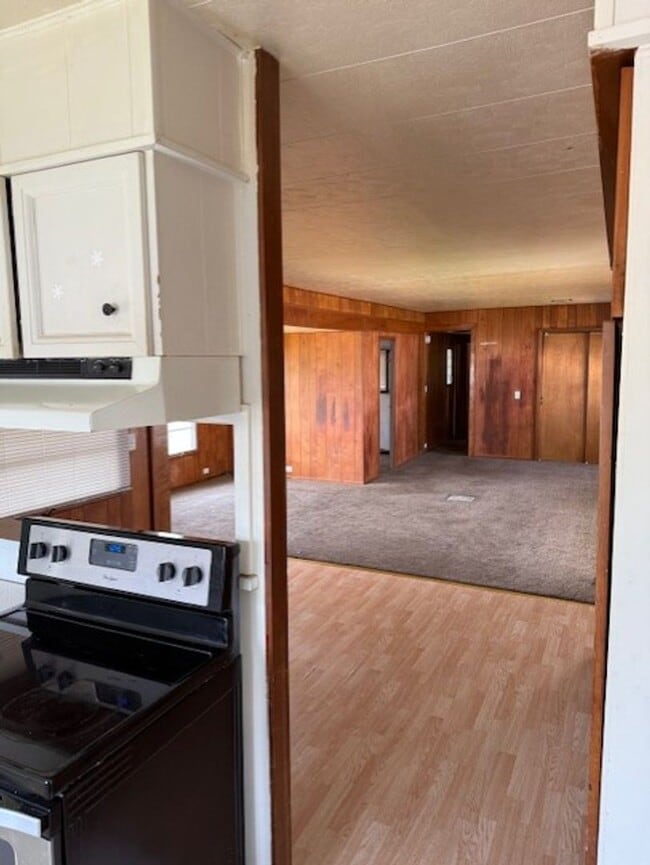 Building Photo - Lot 2