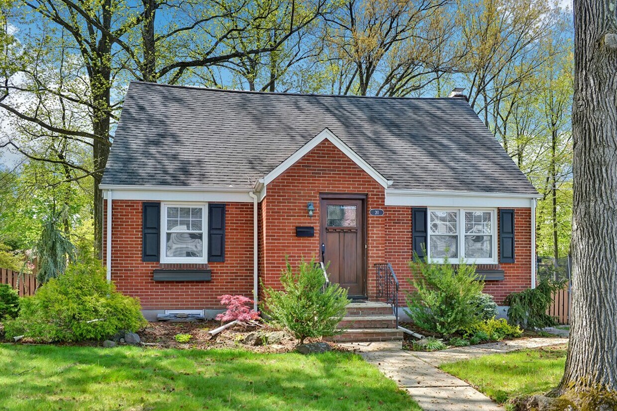 Primary Photo - 20 Pershing Pl