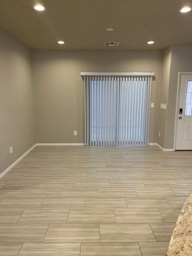 Building Photo - 1 year young Los Lunas home