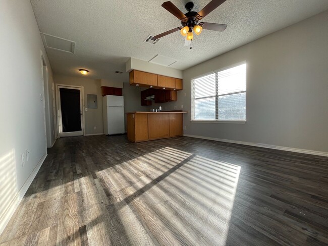 Building Photo - 2 Bedroom 2 Bath Apartment w/ Washer and D...