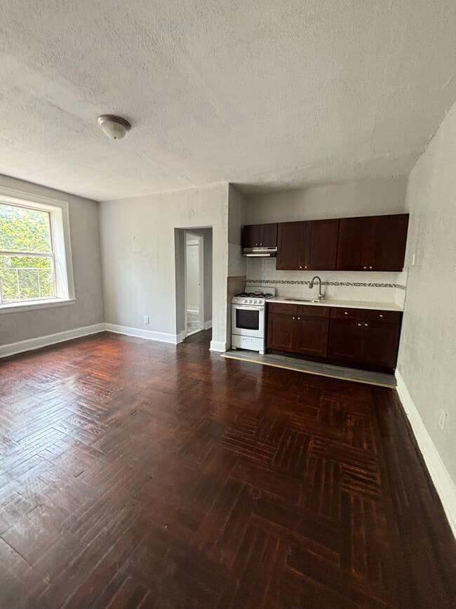 691 Elizabeth Ave 22 - 10 Goldsmith Ave