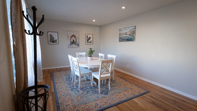 Foto del edificio - 3935 E 10th St