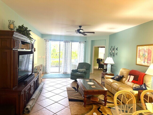 Foto del edificio - FURNISHED/TURNKEY 2+Den, 2 bath 1 car garage 1st floor condo in River Hall
