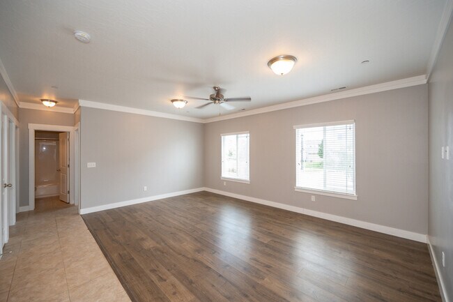 Building Photo - Main Floor Condo in Saratoga Springs!