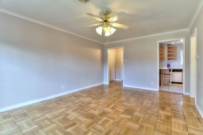 Building Photo - 2 bedroom, 1 bath condo close to Blair Par...