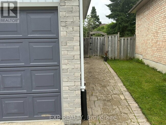 Building Photo - 4 Forrestwood Crescent