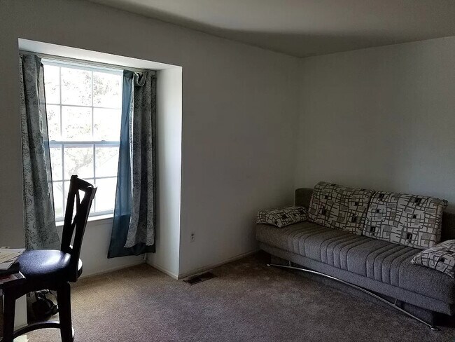 Building Photo - 393 Glastonbury Ln