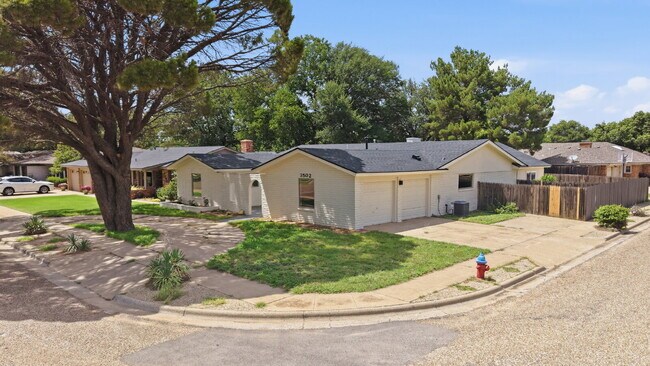 Foto del edificio - "Charming 4-Bed Oasis with Fireplace in Lubbock - 2 Full Baths & Spacious 2460 Sq Ft!"