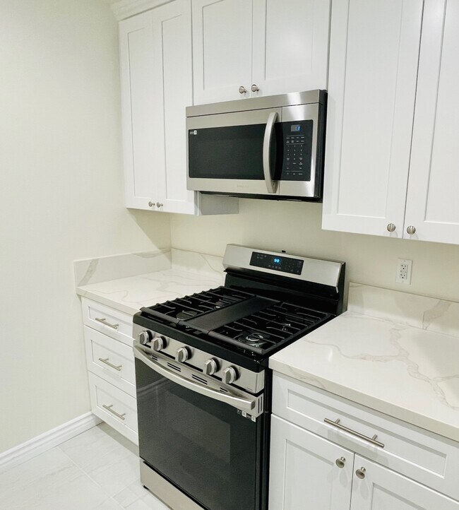 Foto del edificio - 1643 N Formosa Ave