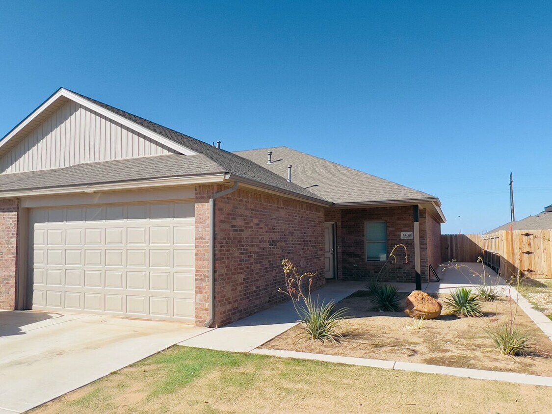 Foto principal - Charming 2 Bedroom, 2 Bathroom Townhome
