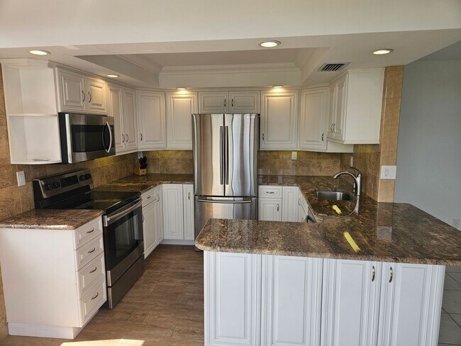 Foto del edificio - 2 bedroom/2 bath Condo with Waterviews and...