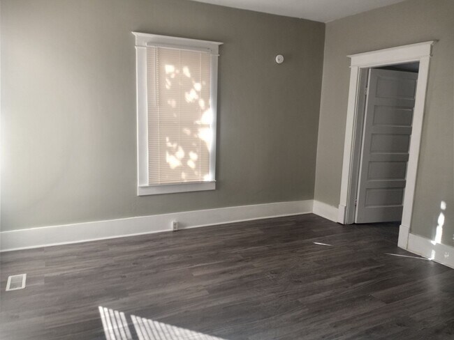 Building Photo - Now available !! Cute 3 bed 2 bth bungalow