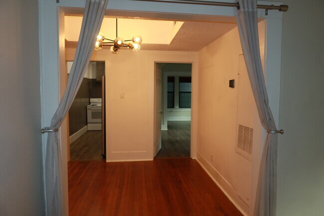 Foto del edificio - 301 W Clay St