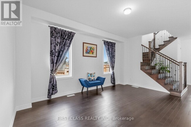 Building Photo - 15 Abbey Cres