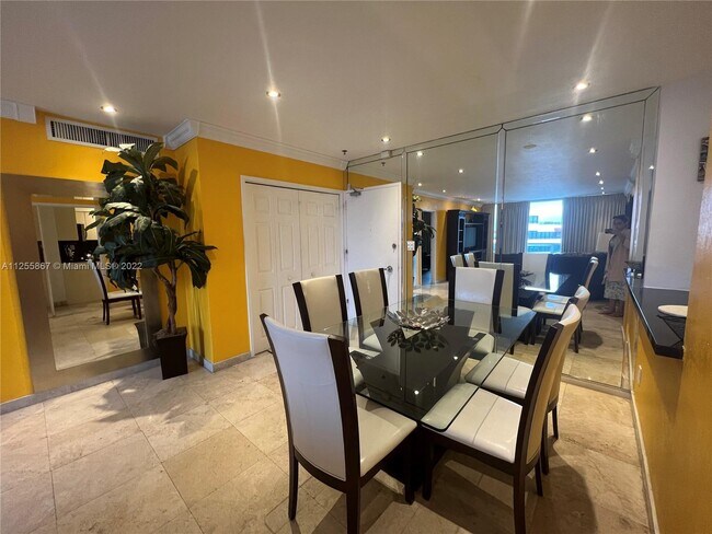 Building Photo - 5161 Collins Ave Unit 1711