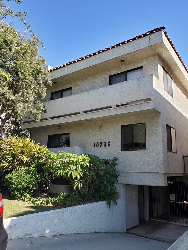 Prime Palms area Bldg., near overland & Palms Blvd. - 10726 Lawler St
