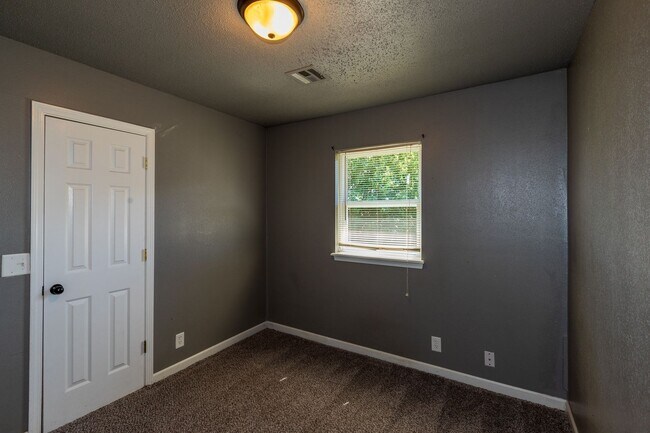 Building Photo - Charming 3 Bedroom in East Tulsa Home!