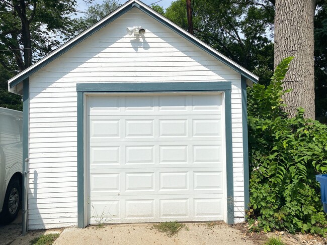 Building Photo - 2 Bedroom Single Family