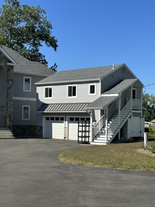 Frente de la casa. El espacio del garaje a la derecha es para el almacenamiento de inquilinos. - 16 Crescent Beach Dr