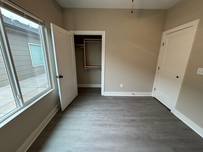 Building Photo - 2143/45 N Reece St