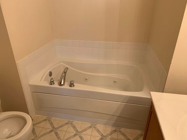 Master Bath - 404 Littleton Trl