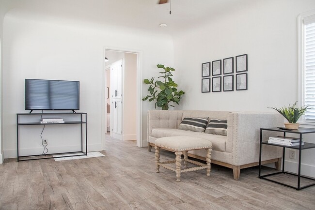 Building Photo - Darling 2 bedroom 1 Bath Exeter Charmer