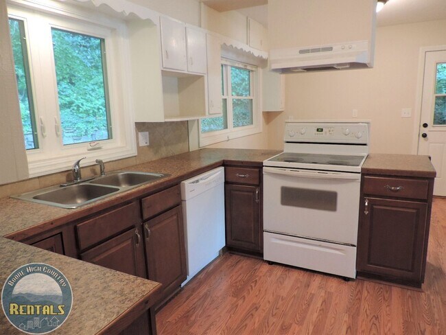 Foto del edificio - 147 Woodland Dr