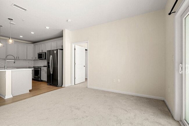 Building Photo - 2 Stratton Dr