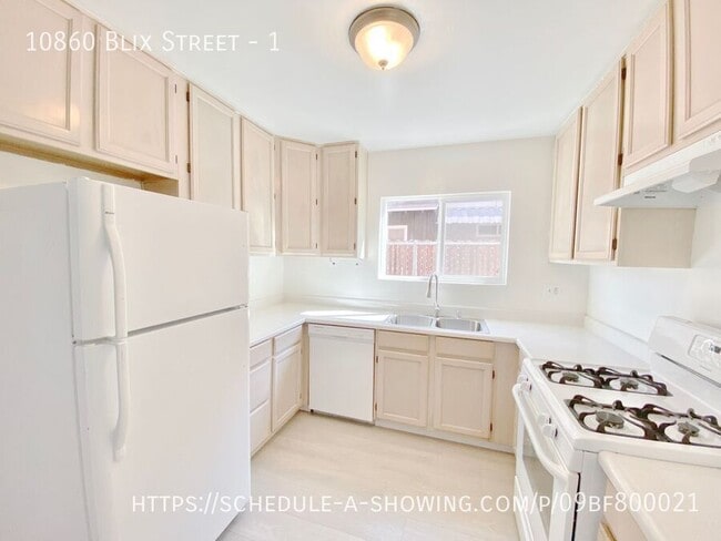 Building Photo - 10860 Blix St