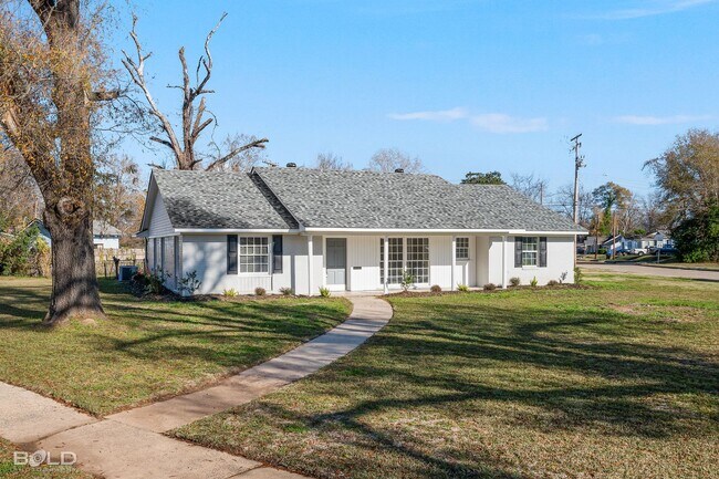 Building Photo - Check Out this 3 bed 2 bath!!