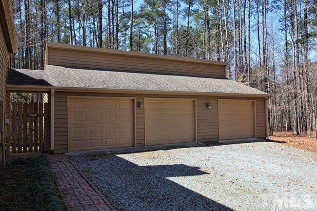 Building Photo - 12 Sweetbriar Lane, Chapel Hill, NC  27514