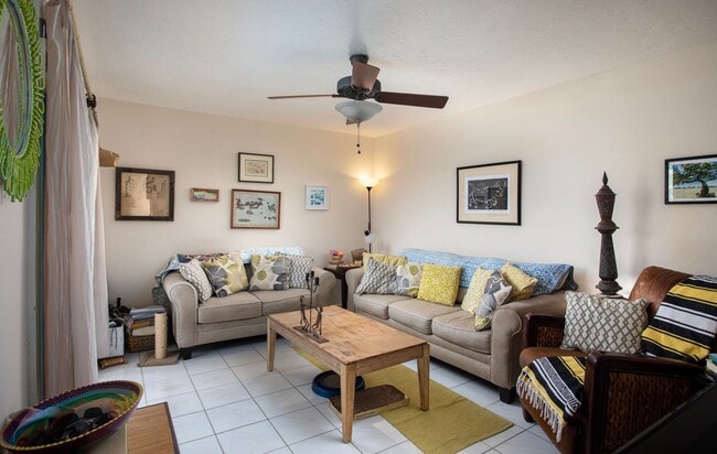 Building Photo - 3 Bedroom 1 bath and 2 half Baths with a g...