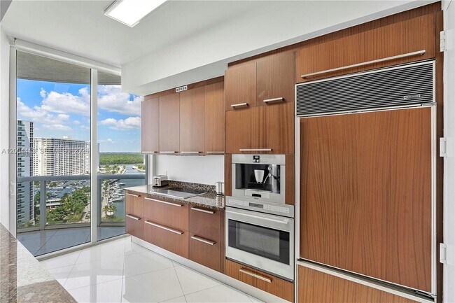 Foto del edificio - 15811 Collins Ave