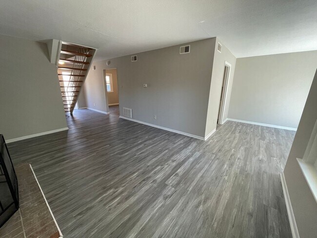 Building Photo - AVAILABLE NOW! 3/2.5 END UNIT TOWNHOME W/FENCED YARD