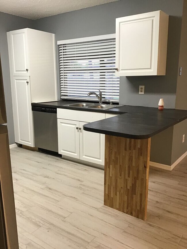 Building Photo - Spacious Home near the Crosstown Parkway