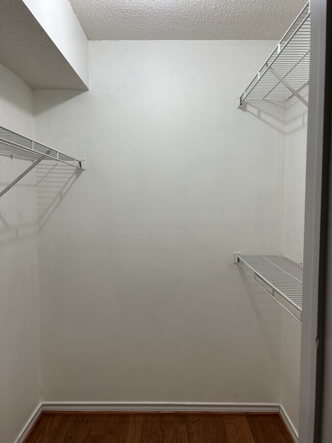 Vestidor - 1524 Lincoln Way