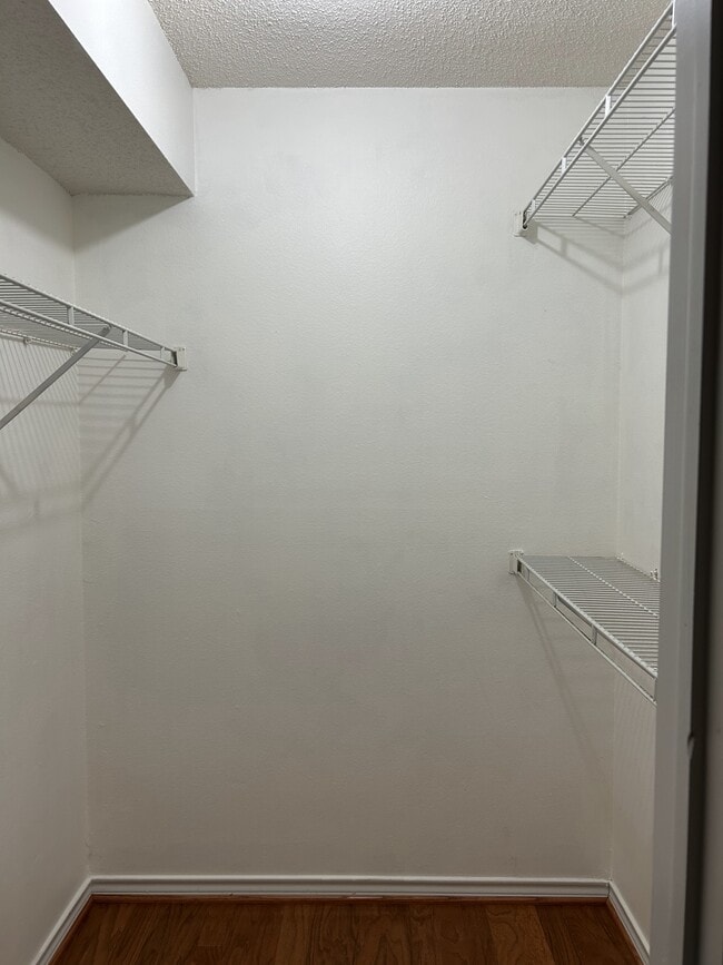 Walk-in Closet - 1524 Lincoln Way
