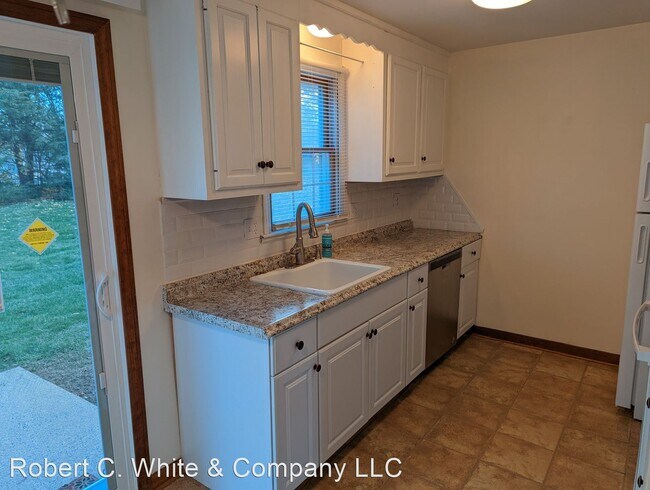 Building Photo - 2 br, 1.5 bath House - 400 North Main Stre...