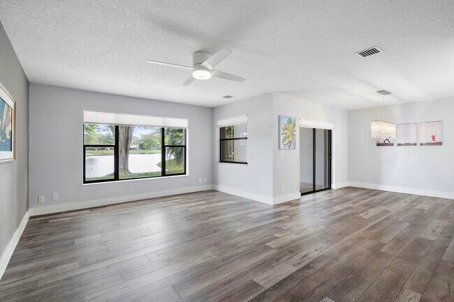 Foto del edificio - 624 Deer Creek Blvd