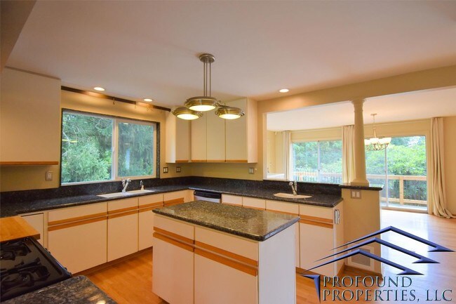 Building Photo - 10010 SW Terwilliger Boulevard