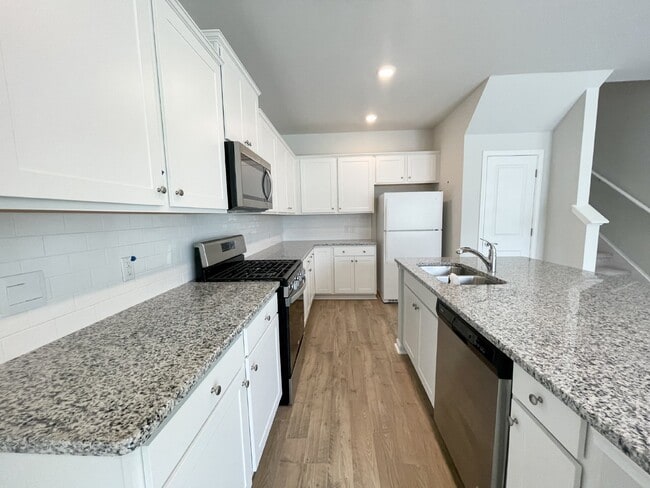 Foto del edificio - Spacious Four Bedroom Townhome w/ Garage! ...