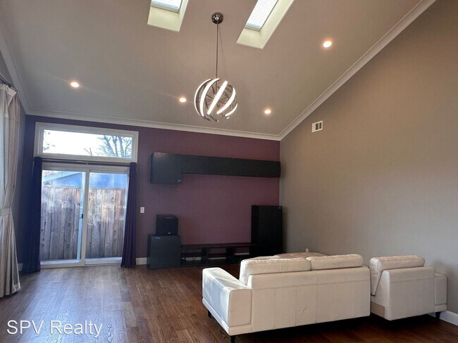 Foto del edificio - 4 br, 2.5 bath House - 5129 Rhonda Dr