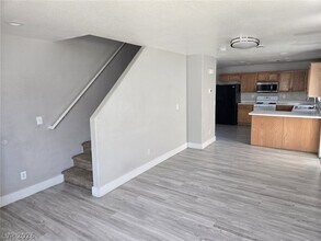 Building Photo - 5270 Paradise Skies Ave