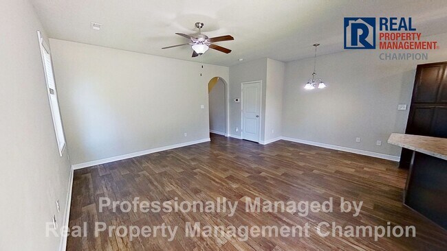 Foto del edificio - Beautiful Townhome with Open Floorplan and...