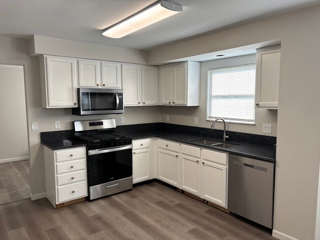 Building Photo - 825 Bernese Ct