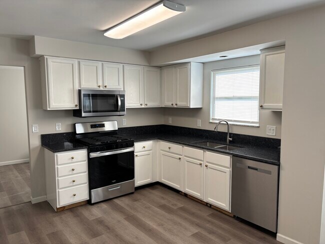 Foto del edificio - 825 Bernese Ct