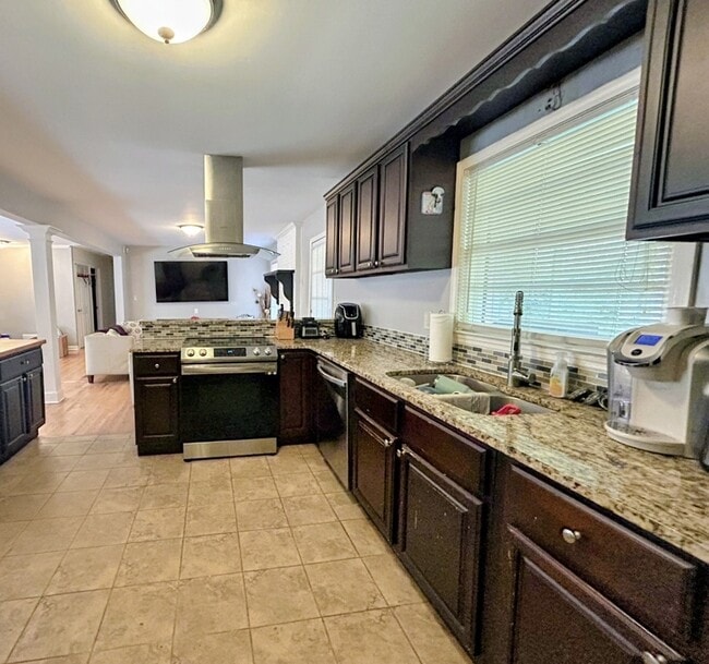Building Photo - 816 Valley Creek Dr