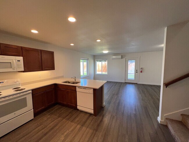 Foto del edificio - 4.5 Bathrooms ! 4 large bedrooms! Close to CWU