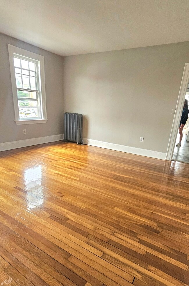 Building Photo - 305 Main St