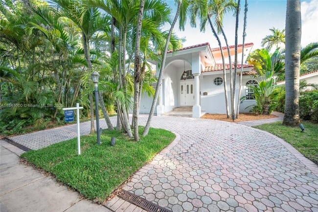 Building Photo - 1135 Asturia Ave